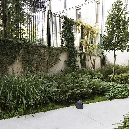 Fully Equipped Flat In The 15th District Parigi